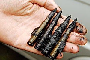 Nboje do kulometu Mauser 7,92 mm v rukou pyrotechnika (foto  Khalil Baalbaki)