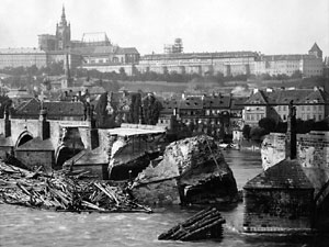 Karlv most pokozen povodn roku 1890 (foto archiv hl. m. Prahy)