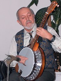 Prof. Novomeský hraje na banjo